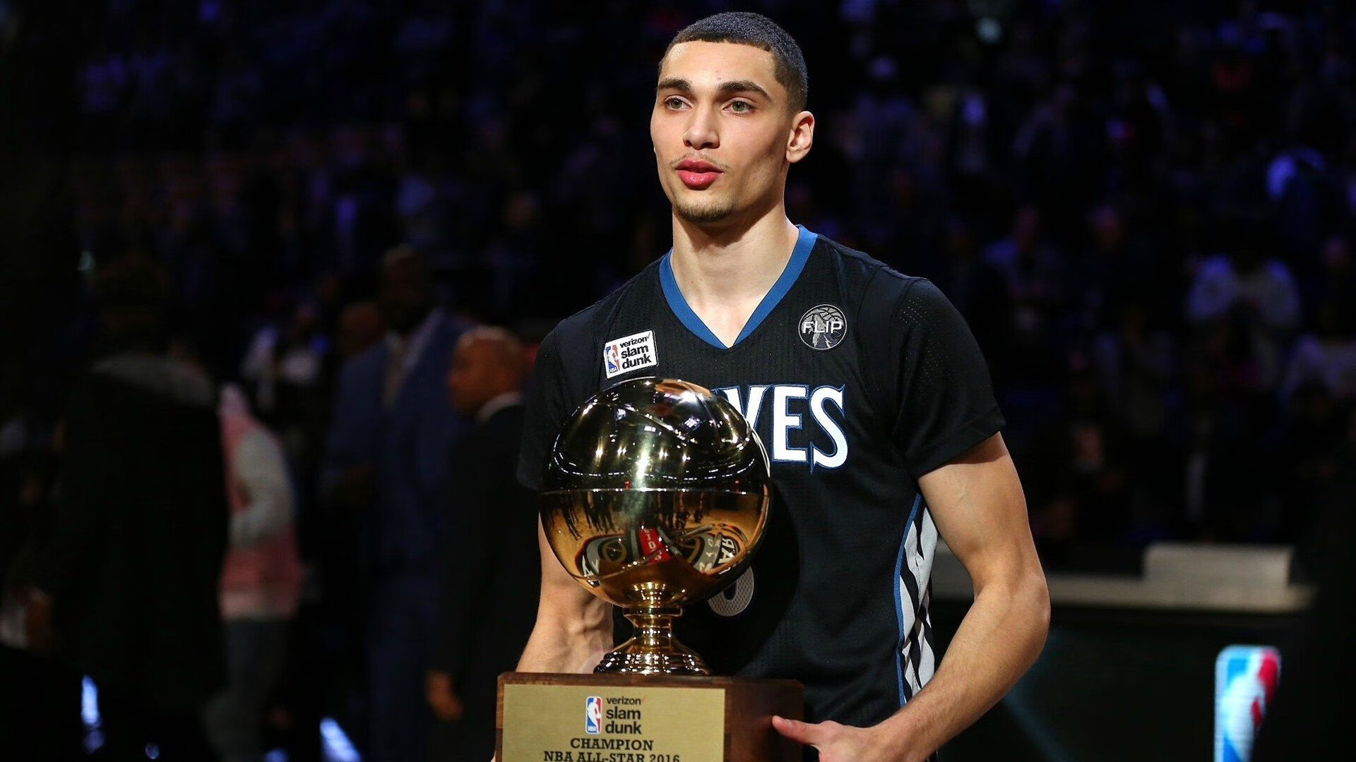 骨骼清奇的战术革命！国际米兰基因突变击垮比利时，卡马文加用大师级演出定义了现代中场